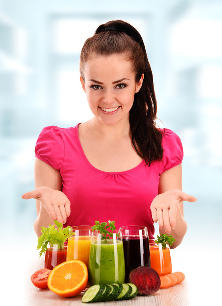 Młoda kobieta z różnych warzyw i soków owocowych - Zdjęcie, obraz