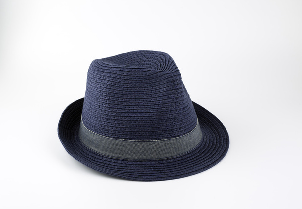 blauer Hut mit Schleife auf weißem Hintergrund. - Foto, Bild