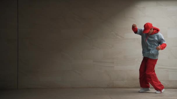 Profissional asiático hipster executar break dancer com fundo cinza. Dançarino de rua atraente praticar movimento animado enquanto vestindo roupas elegantes. Desporto ao ar livre 2024. Espaço para cópia. Sprightly. - Filmagem, Vídeo
