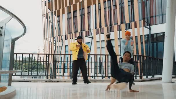 Un gruppo di hipster che spostano il passo verso la musica hip-hop al centro commerciale. Skilled break dancer eseguire b-boy danza mentre circondato da amici multiculturali o gruppo di ballerini. Sport all'aria aperta 2024. hiphop. - Filmati, video