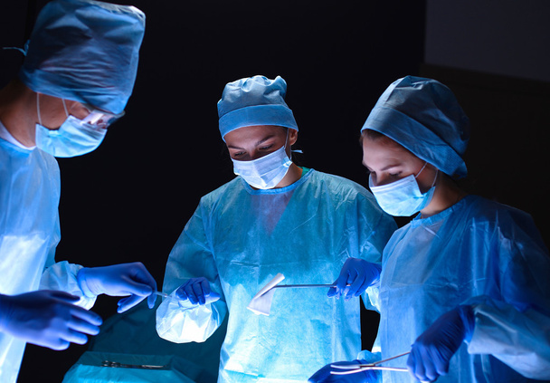 Team surgeon at work in operating - Foto, afbeelding