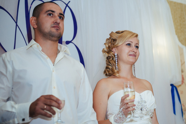Gelin ve Damat Düğün dansı. Güzel gelin ve damat onların düğün kutlama lüks bir restoranda üzerinde. - Fotoğraf, Görsel