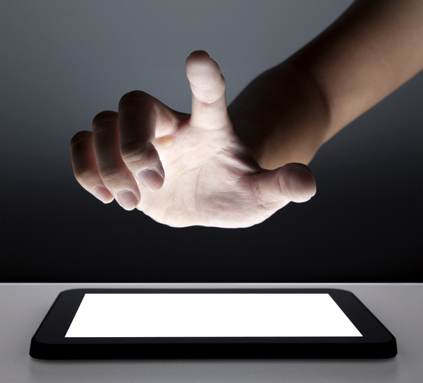 Berührung des Touchscreens des Tablet-PCs mit der Hand - Foto, Bild
