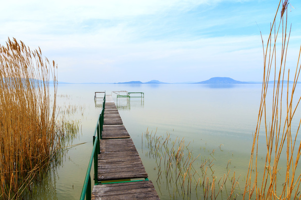 Drewniane molo w spokojnej okolicy nad jeziorem Balaton - Zdjęcie, obraz