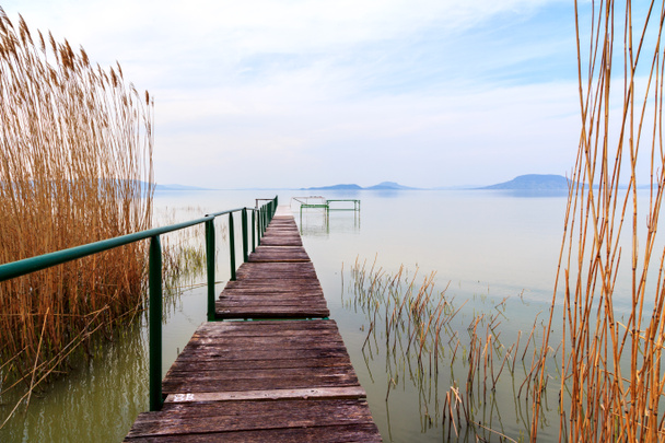 Muelle de madera en el tranquilo lago Balaton
 - Foto, imagen