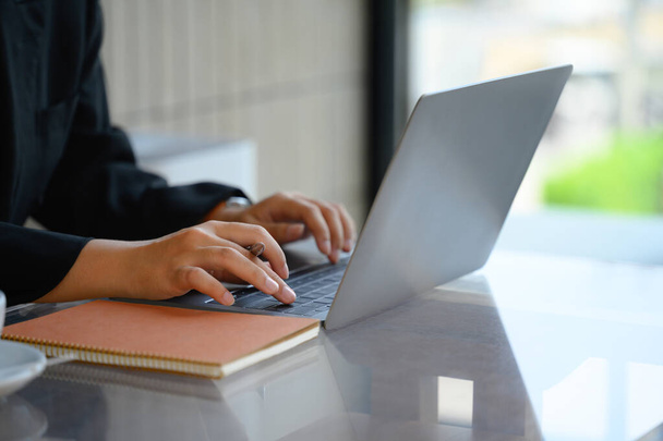 Detailní obrázek podnikatelky ruce psaní na notebooku surfování na internetu nebo on-line pracovní. - Fotografie, Obrázek