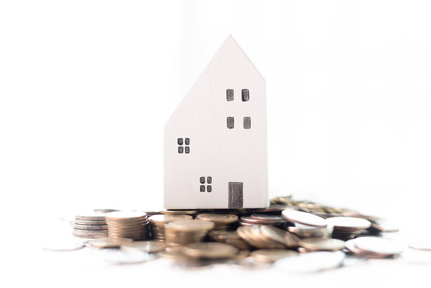 El préstamo hipotecario para invertir en propiedades es un paso estratégico hacia el crecimiento financiero, aprovechando el ahorro y las finanzas para acumular riqueza a través de inversiones inteligentes en bienes raíces. Ahorro de dinero e inversión - Foto, imagen