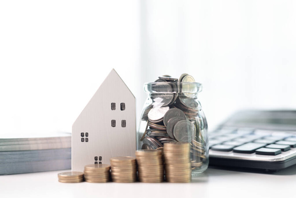 El préstamo hipotecario para invertir en propiedades es un paso estratégico hacia el crecimiento financiero, aprovechando el ahorro y las finanzas para acumular riqueza a través de inversiones inteligentes en bienes raíces. Ahorro de dinero e inversión - Foto, imagen