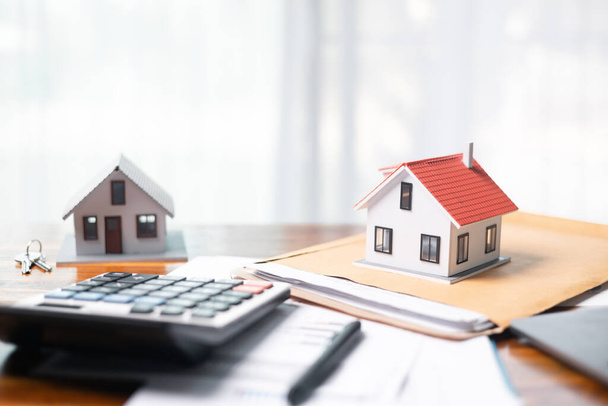 Inwestowanie w nieruchomości poprzez kredyt hipoteczny jest powszechnym sposobem finansowania domu, służy zarówno jako solidna inwestycja, jak i bezpieczna decyzja biznesowa w dziedzinie nieruchomości. Finansowanie inwestycji w nieruchomości. - Zdjęcie, obraz