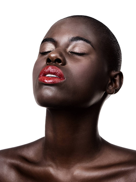 Африканский, лицо и красота от макияжа в студии на белом фоне с сиянием на коже от дерматологии. Спокойствие, модель и помада от косметики и черной женщины со здоровой кожей в макете. - Фото, изображение