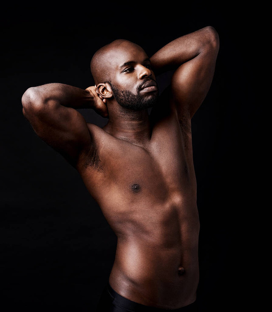 Μαύρος άνδρας, γυμναστήριο και μυς της κοιλιάς στο στούντιο για αθλήματα, προπόνηση και άσκηση που απομονώνονται σε σκοτεινό φόντο. Ισχυρή, κοιλιακούς και τόπλες Αφρικής πρόσωπο με υγιές σώμα για την ευεξία του bodybuilder. - Φωτογραφία, εικόνα