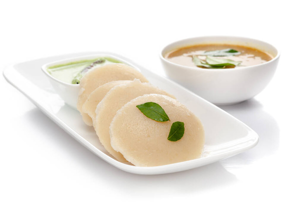 Primo piano di Idli Sambhar o Idly Sambar è un popolare cibo indiano del sud, servito con chutney di cocco. focu selettiva - Foto, immagini