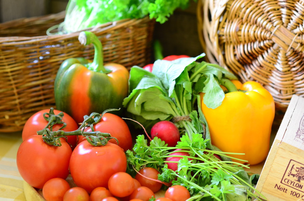 Pomidory, rzodkiewka, papryka, pietruszka i wikliny handbasket - Zdjęcie, obraz