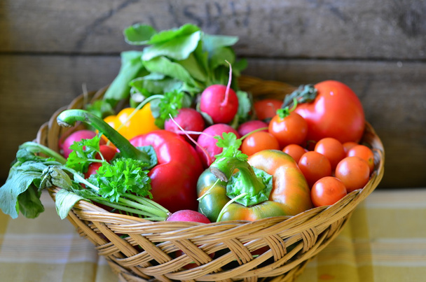 Pomodori, ravanelli, peperoni, prezzemolo e cesto di vimini
 - Foto, immagini