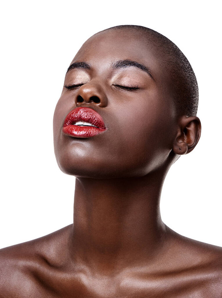 Afrikanisch, Gesicht und Schönheit von Make-up im Studio auf weißem Hintergrund mit Glanz auf der Haut aus der Dermatologie. Ruhige, Model und Lippenstift aus Kosmetik und schwarze Frau mit gesunder Hautpflege in Attrappe. - Foto, Bild