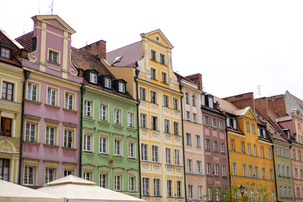 Όμορφες πολύχρωμες προσόψεις κτιρίων αντίκες στο Wroclaw, Πολωνία. Πολωνικό ορόσημο στο ιστορικό κέντρο της πόλης. - Φωτογραφία, εικόνα