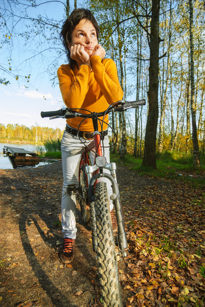 güzel kız binicilik bisiklet - Fotoğraf, Görsel