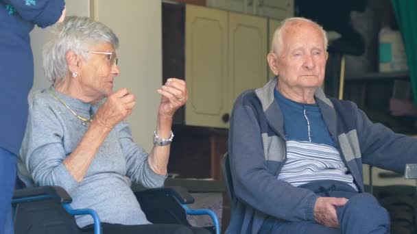 Пожилая пара сидит дома и говорит о жизни и переживаниях. - Кадры, видео