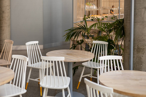 Moderní restaurace interiéru pozadí. Prázdný dřevěný stůl a židle v kavárně - Fotografie, Obrázek