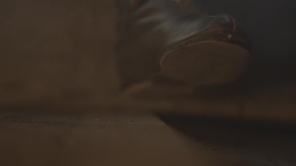 Intéressantes chaussures médiévales en cuir au pied d'un homme. Les médias. Chaussures anciennes au festival de la reconstruction historique - Séquence, vidéo