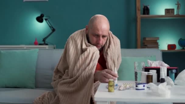 Nemocný muž používající nosní sprej doma trpí horečkou a zimou. Kopírovat prostor - Záběry, video
