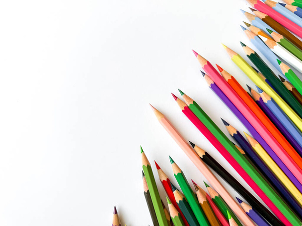 Různé ořezávané barevné tužky směřující na bílé pozadí s kopírovacím prostorem pro text. Pojetí uměleckých nebo školních potřeb pro designové, pedagogické a vzdělávací účely. Kvalitní fotografie - Fotografie, Obrázek