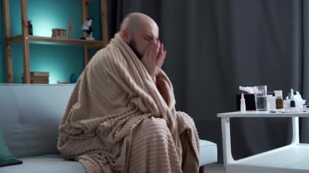 Maladie homme éternuant et se mouchant à la serviette à la maison. Santé, grippe et concept d'hygiène - Séquence, vidéo
