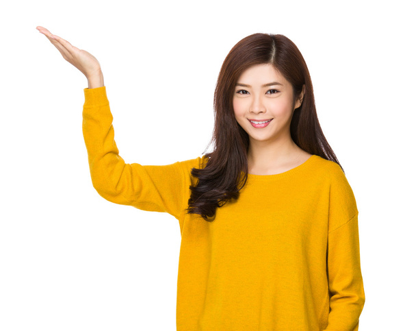 Młoda kobieta Azji yn żółty sweterek - Zdjęcie, obraz