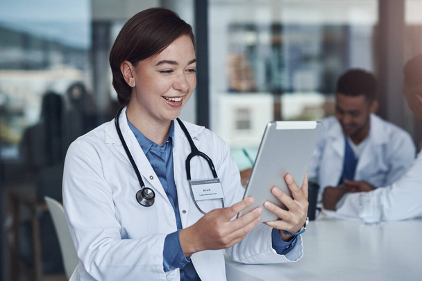 Tablet, video hívás és női orvos a kórházban konzultációra orvosi kommunikáció. Telehealth, szakmai és egészségügyi dolgozó virtuális beszélgetés a digitális technológiával a klinikán - Fotó, kép
