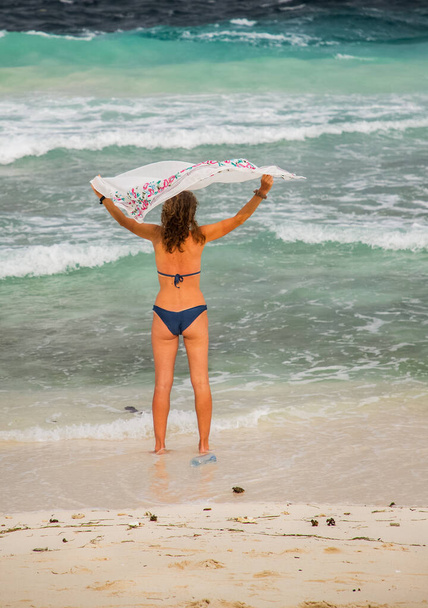 красива жінка розважається на тропічному пляжі - Фото, зображення