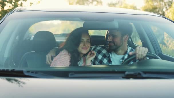 Casal jovem romântico em um encontro, abraçando enquanto sentado em um carro. Transporte, viagem, relacionamento, conceito de pessoas, câmera lenta - Filmagem, Vídeo