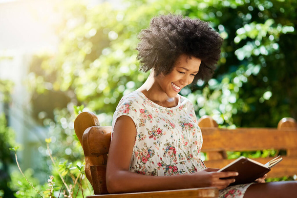 女性は,夏,休日,休暇やストーリーの記憶に公園でジャーナルを読んでリラックスして読んでいます. 庭や大学キャンパスの裏庭でのベンチ学習に関するノートブック,研究,少女. - 写真・画像