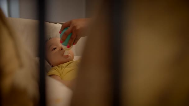 Matka karmiąca młode dziecko Dziecko Leżące w łóżeczku w domu. Wysokiej jakości materiał 4k - Materiał filmowy, wideo