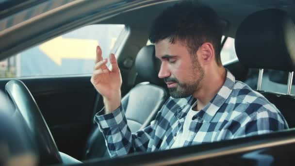 Valkoihoinen mies tuntee olonsa stressaantuneeksi autossa liikenneruuhkasta. Liikenne, ihmiset, elämäntapa käsite. Hidastus - Materiaali, video