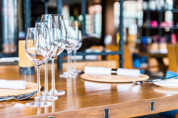 Sklenice na víno na jídelní stůl v restauraci - Fotografie, Obrázek