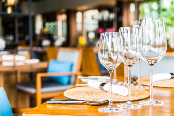 Copa de vino en mesa de comedor en restaurante
 - Foto, Imagen