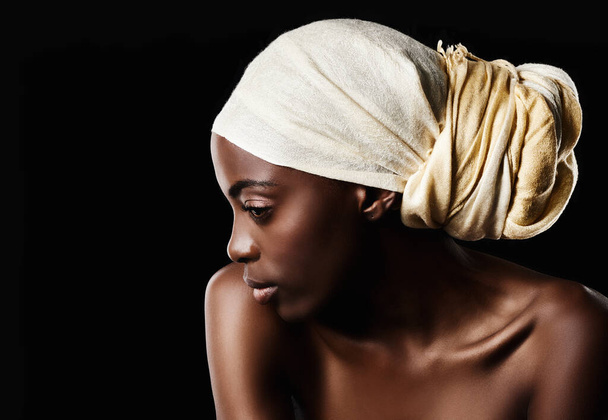 Krása, studio a profil černošky s šátkem na hlavě, přirozeným make-upem nebo kreativní estetikou v makopě. Umění, péče o pleť a africké dívky na tmavém pozadí s zábal, obličejová kosmetika a jistota - Fotografie, Obrázek