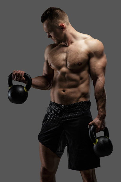 Impresionante chico muscular con dumbell
 - Foto, Imagen