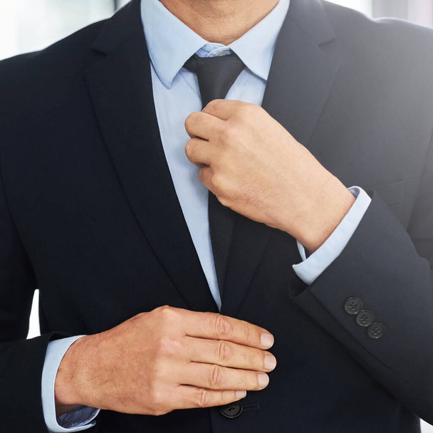 Επιχειρηματίας, στερέωση γραβάτα και κοστούμι για τη μόδα, επαγγελματικά ρούχα ή κομψό υπάλληλο με εμπιστοσύνη. Κοντινό πλάνο, ανδρικό και εταιρικό ένδυμα για συνέντευξη σε διευθυντικό στέλεχος, δικηγόρο ή δικηγόρο. - Φωτογραφία, εικόνα