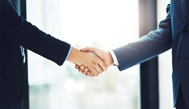 Geschäftsleute, Händedruck und Partnerschaft beim Treffen für einen B2B-Deal, eine Vereinbarung oder Zusammenarbeit im Amt. Corporate, Professional und Männer schütteln Hände zur Begrüßung, Einführung oder Danksagung. - Foto, Bild