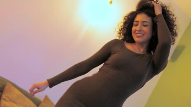 Відео повільного руху латинки танцює з чуттєвими рухами на домашній вечірці - Кадри, відео