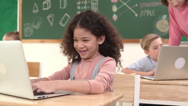 Atrakcyjne dziewczyny kodowanie podpowiedź patrząc na aparat w klasie STEM, a szczęśliwy nauczyciel sprawdzanie programu inteligentnego chłopca. Różnorodne studium studenckie o programowaniu kodu i systemu komputerowego. Pedagogika. - Materiał filmowy, wideo