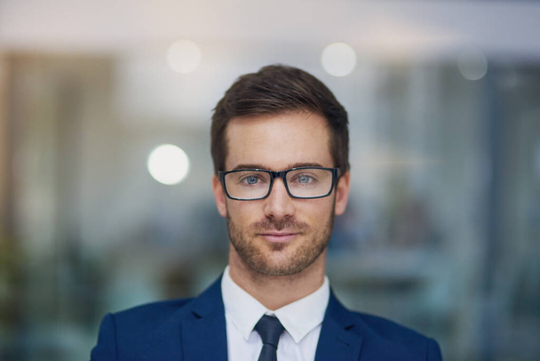 Biznesmen, portret i okulary w biurze dla pewności siebie, profesjonalny i sukces w miejscu pracy. Manager, Kanada i mężczyzna w pracy dla dumy, ekspert i ekspert w dziedzinie HR lub firmy. - Zdjęcie, obraz