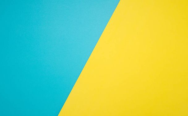 Top kilátás kék és sárga papír háttér helyet a szöveg - Fotó, kép