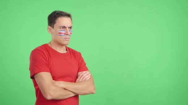 Videó a stúdióban chroma egy férfi costa ricai zászló festett arc félrenéz komoly kifejezés - Felvétel, videó