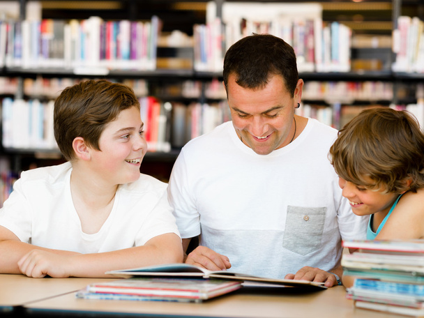 Father with sons in library - Foto, Imagem