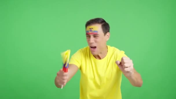 Video en estudio con croma de un hombre animando apasionadamente a Ecuador gritando y ondeando una bandera nacional - Imágenes, Vídeo