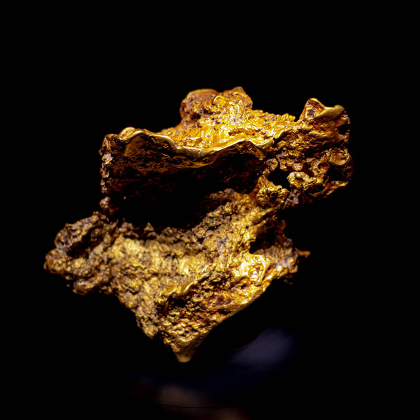 Mineralgeladene Eisen gefärbte Quarz-Goldpräparate auf schwarzem Grund, Gangue-Mineralien in Golderzen, glänzende gelbe Flecken oder Goldadern auf der Oberfläche von Gestein, Granit oder dunklem Gestein. USA - Foto, Bild