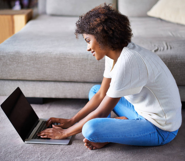 Смит, ноутбук и чернокожая женщина на полу, работающая над внештатным творческим проектом в гостиной. Счастливая, технологичная и молодая африканская дизайнер, сидящая на компьютере для исследований в квартире - Фото, изображение