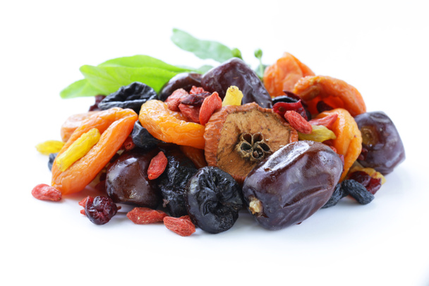 Geassorteerde gedroogde vruchten (rozijnen, abrikozen, vijgen, pruimen, goji, veenbessen) - Foto, afbeelding